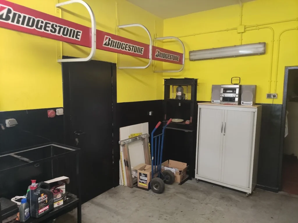 Taller mecánico y venta de vehículos de ocasión en Príncipe de Vergara y Diego de León